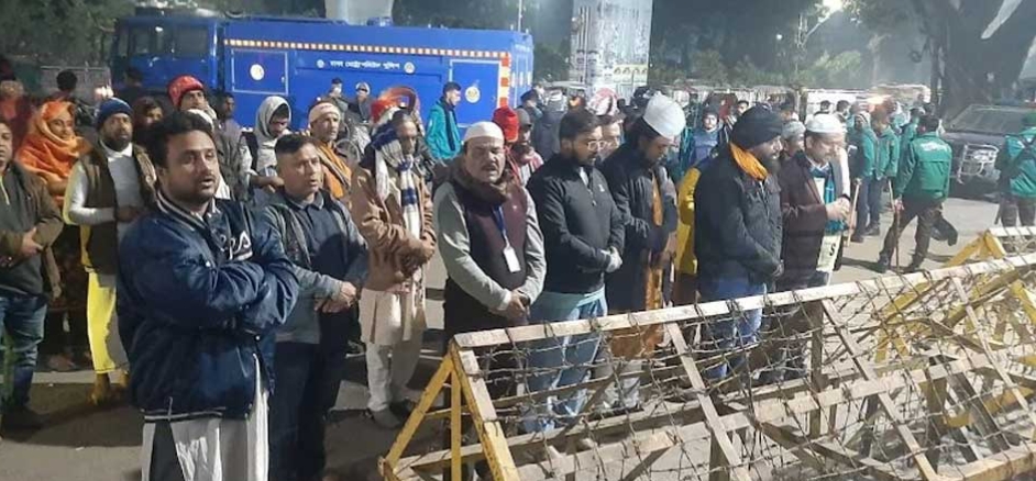 পুলিশের বাঁধার মুখে ভক্তরা