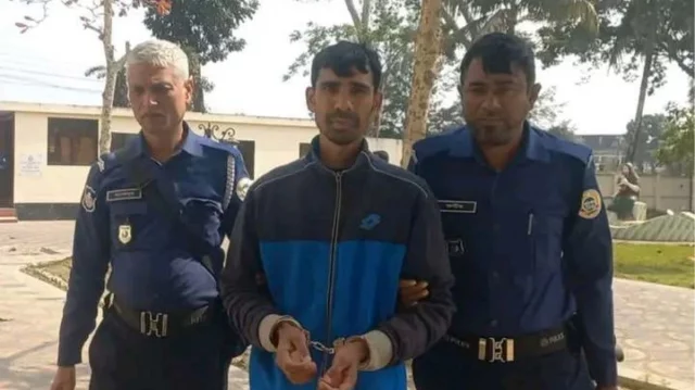 বরগুনার জেলা প্রশাসক কক্ষে ঢুকে হামলা, যুবক আটক