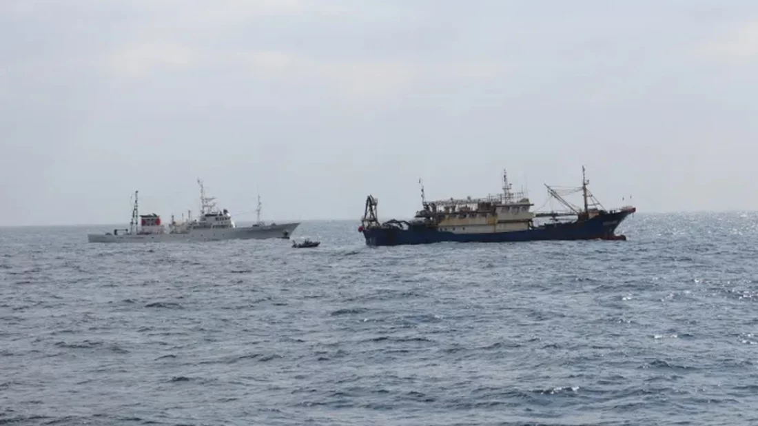 উত্তেজনা তুঙ্গে, চীনা নৌযান জব্দ করলো জাপান