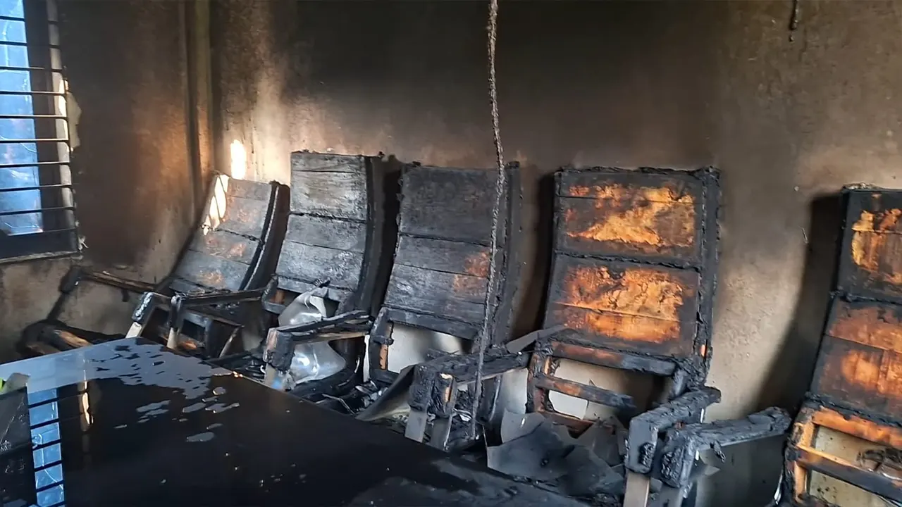 রূপগঞ্জে বিএনপি কার্যালয়ে পেট্রোল বোমা নিক্ষেপ