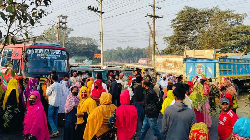 নোটিশ ছাড়াই কারখানা বন্ধ, বকেয়া বেতন চাইছে শ্রমিকরা