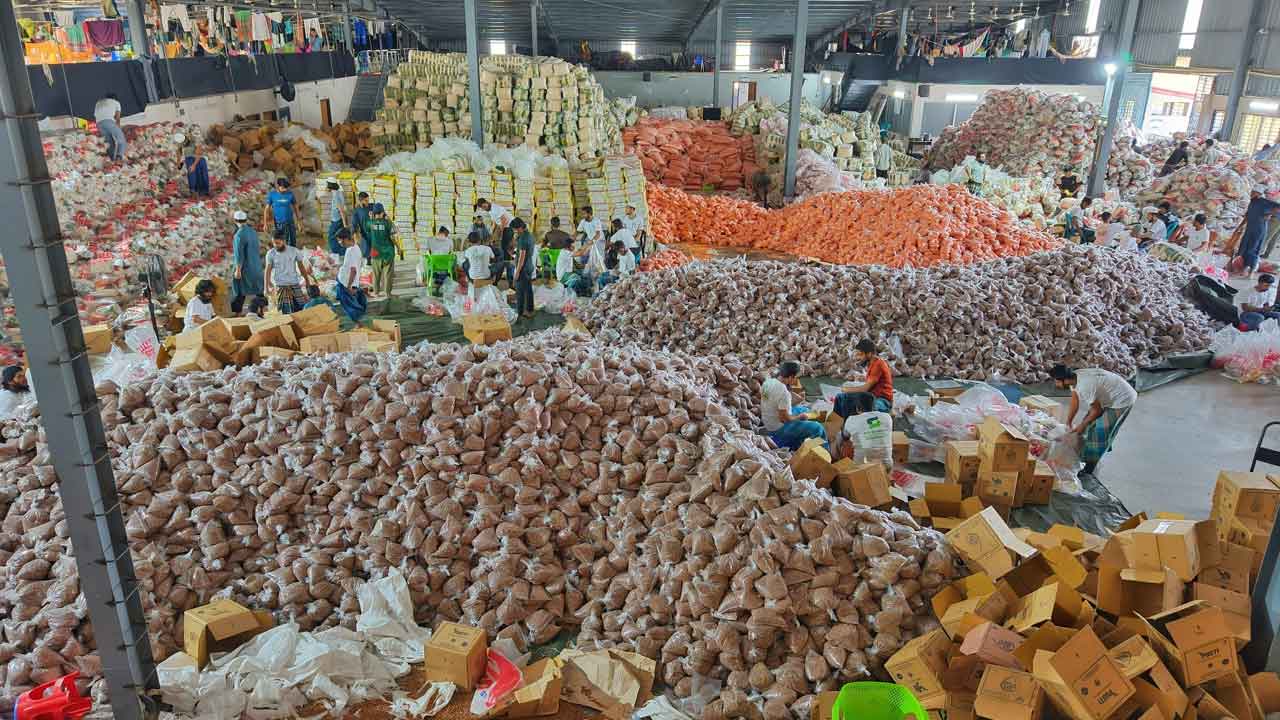 ৩৩ হাজার দরিদ্র পরিবারের জন্য আস-সুন্নাহ ফাউন্ডেশনের ইফতার বিতরণ