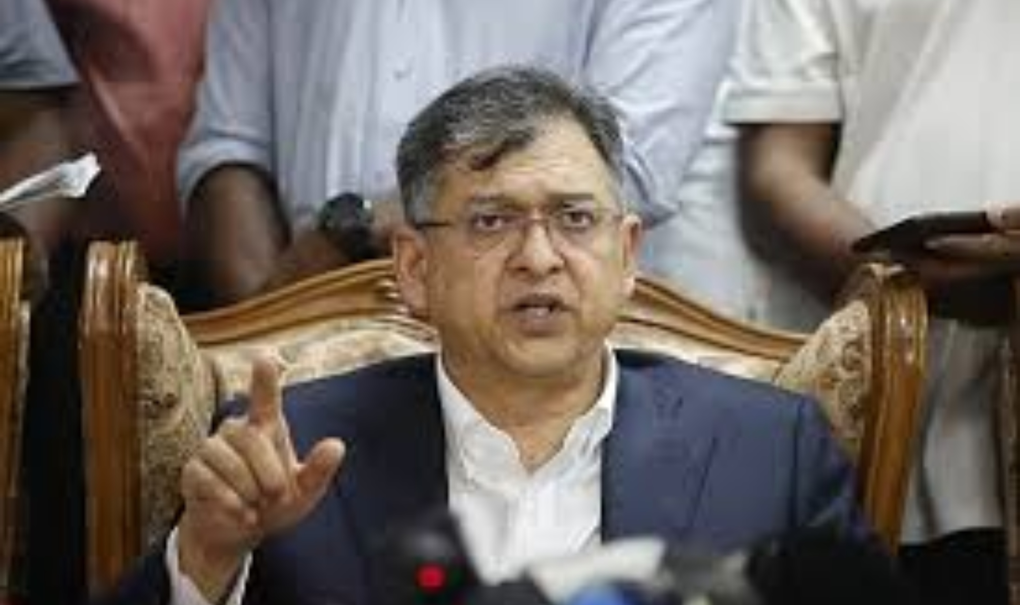 স্বরাষ্ট্র মন্ত্রণালয়ের দায়িত্ব পাচ্ছেন সালাহউদ্দিন আহমদ