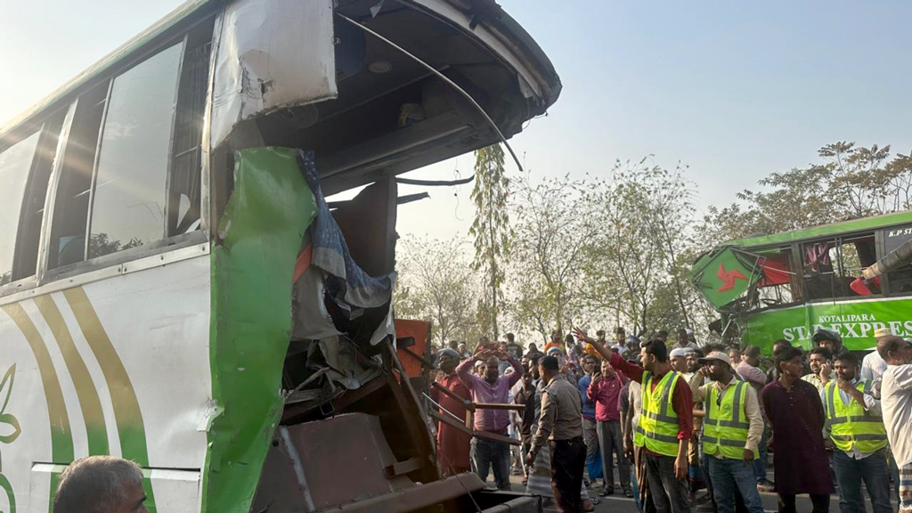 পদ্মা সেতু এক্সপ্রেসওয়েতে দুই বাসের সংঘর্ষে হেলপার ও সুপারভাইজার নিহত, আহত ১০