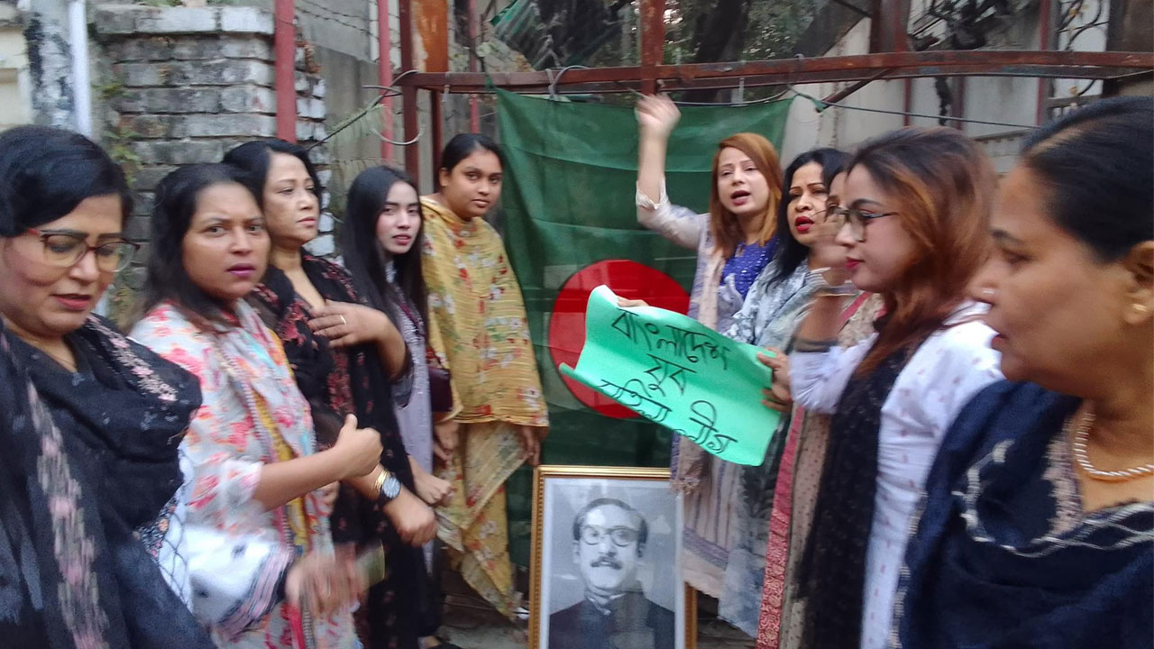 ধানমন্ডিতে আ.লীগ কার্যালয়ের সামনে যুব মহিলা লীগের স্লোগান
