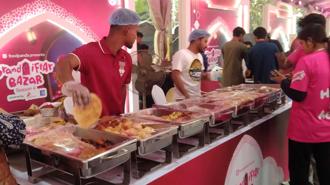 এক ছাদের নিচে ঢাকার ঐতিহ্য আর আধুনিক স্বাদের ইফতার ‘গ্র্যান্ড বাজার’ 