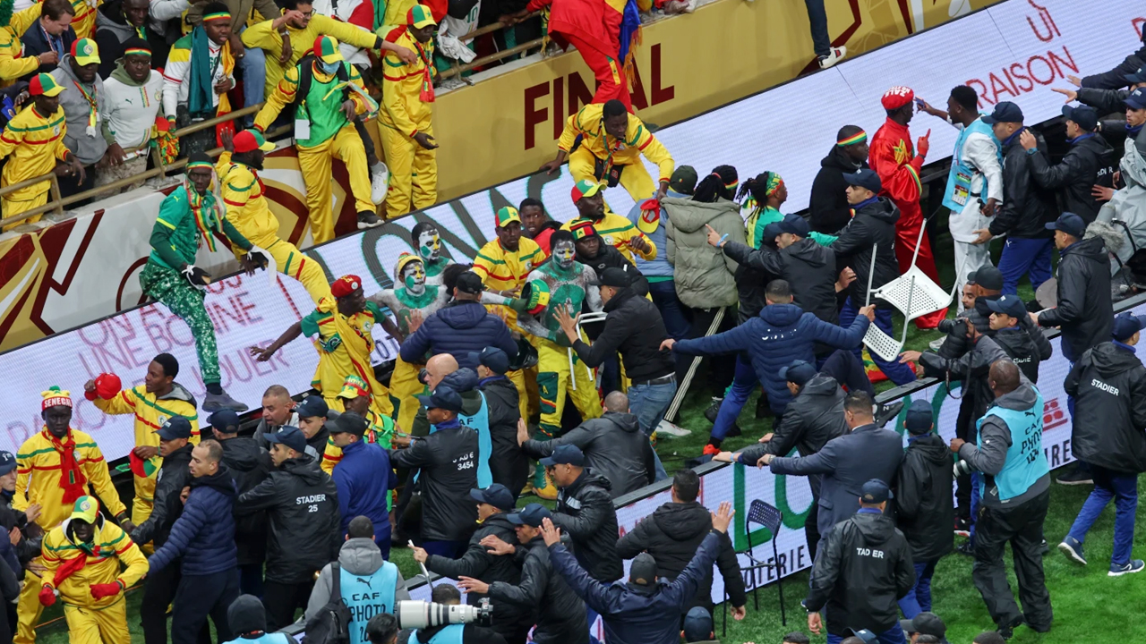 মাঠে বিশৃঙ্খলার দায়ে ১৯ সমর্থকের কারাদণ্ড