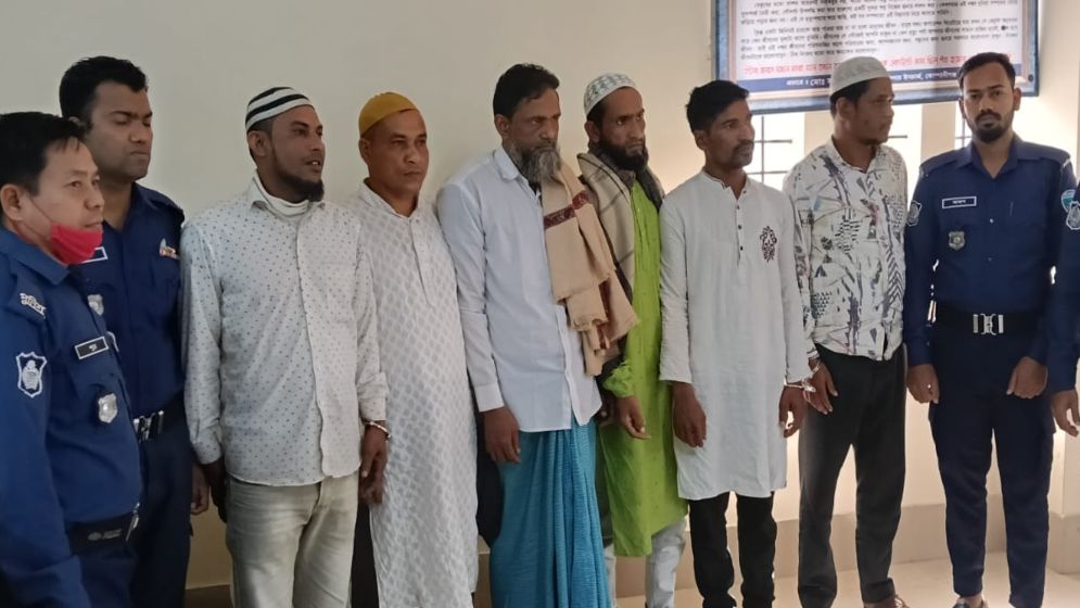 শহীদ মিনারে ফুল দিতে গিয়ে কোম্পানীগঞ্জে আওয়ামী লীগের ৬ কর্মী আটক