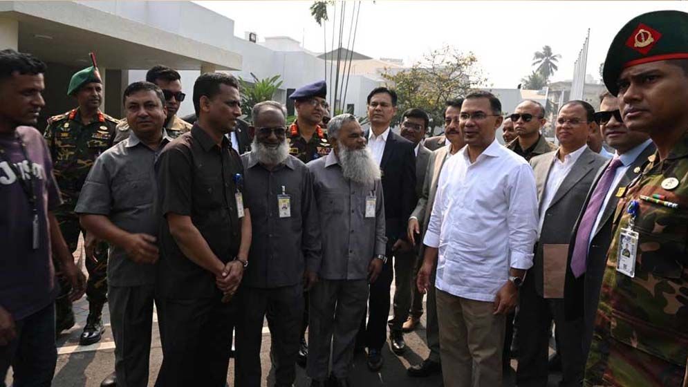 কার্যালয়ের পুরোনো কর্মচারীদের ডেকে কুশল বিনিময় করলেন প্রধানমন্ত্রী